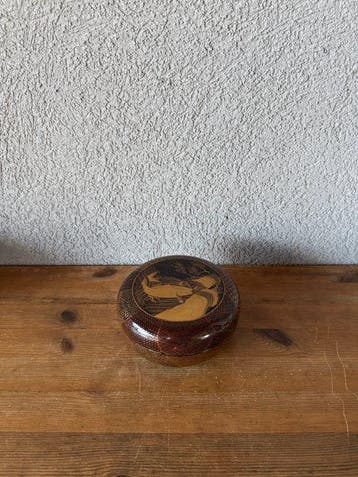 Boîte - une carpe sautant sous une cascade deau et