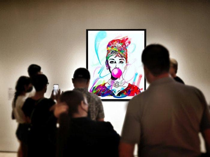 Utopia - Audrey Hepburn with Bubble Gum, Antiek en Kunst, Kunst | Designobjecten