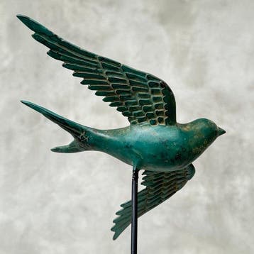 sculptuur, NO RESERVE PRICE - Swallow Fly Away on Stand - 18