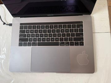 Apple MacBook Pro 15.5 (2019) HexaCore i7 - Laptop (1)