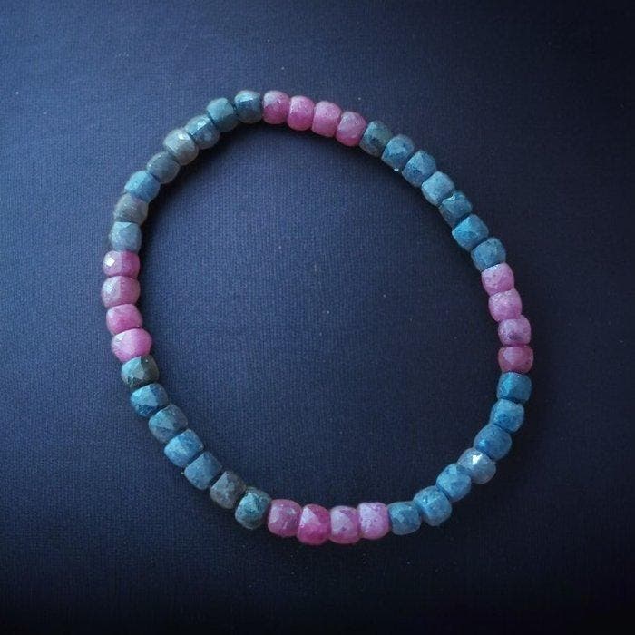 Robijn en saffier. Tweedelige armband van mooie kwaliteit., Verzamelen, Mineralen en Fossielen