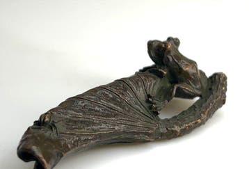 Bronzen netsuke – Kikker die een klein insect bespiedt dat