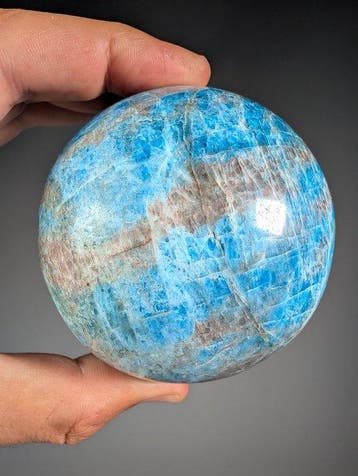 Blauwe apatietkristal Bol - Hoogte: 8.6 cm - Breedte: 8.6