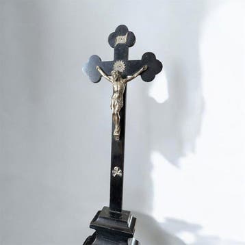 Groot en imposant kruisbeeld - neogotisch - Memento Mori -