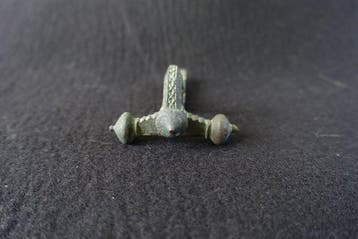 Romain antique Bronze Fibule à tête doignon