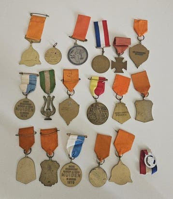 Pays-Bas. ot of 18 commemorative badges, hanging tokens and
