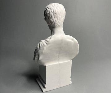 Decoratief ornament - gipsen borstbeeld van Julius Caesar.