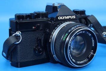 Olympus OM-1 Black + F.Zuiko Auto-S 50mm F/1.8 Single lens, Audio, Tv en Foto, Fotocamera's Analoog, Nieuw