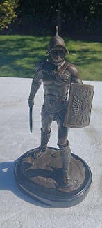 naar george omerth - sculptuur, romeinse gladiator