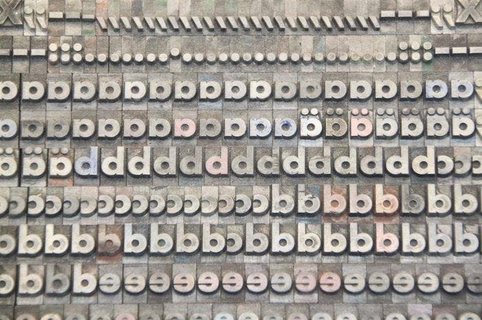 Blocs dimpression - een letterbak gevuld met een volledig, Antiquités & Art, Antiquités | Assiettes décoratives & Carrelages