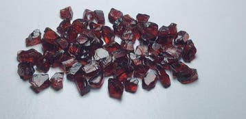 Grenat rhodolite rouge de qualité facette naturelle