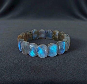 Topkwaliteit blauw. Labradoriet uit Madagaskar. Elke parel