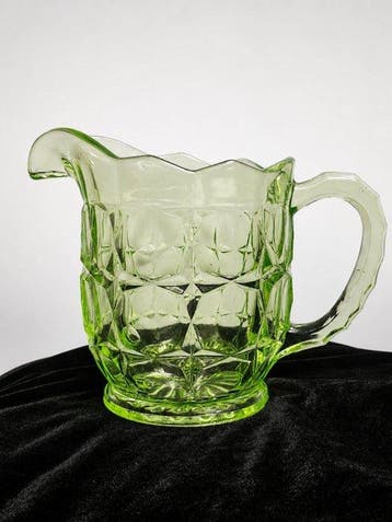 Sowerbys Ellison Glsssworks - Kruik - Uraniumglas - Oxford