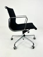 Vitra - Charles & Ray Eames - Chaise - EA118 - Aluminium,