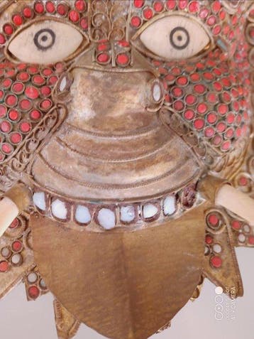 Ritueel beschermend masker van metaal en kralen – Nepal /
