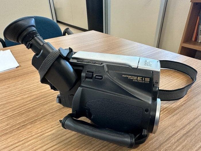 Hitachi VM-H845LE Video8 camera, Collections, Appareils photo & Matériel cinématographique