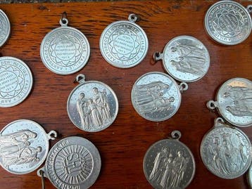 Médailles religieuses, 29 pièces - Fer - 1940-1950