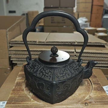 Rhombus-shaped iron kettle with animal pattern - Fluitketel