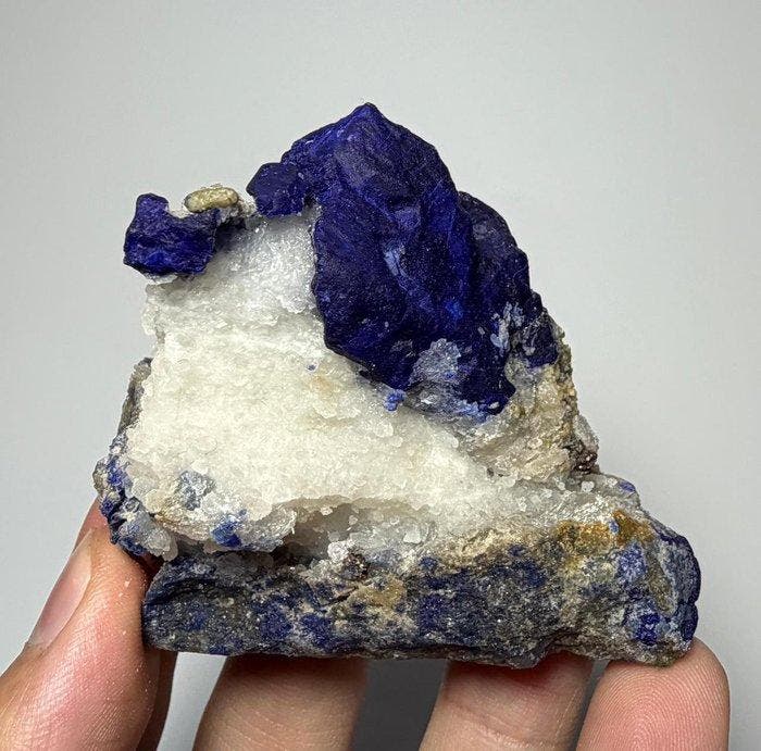 lazuriet Kristallen op matrix - Hoogte: 54 mm - Breedte: 64, Verzamelen, Mineralen en Fossielen