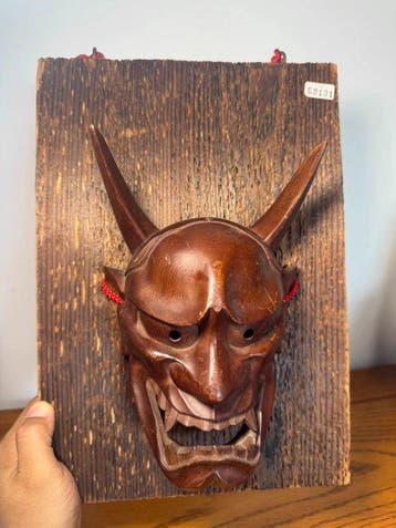 Japanse Hannya Noh-masker, uit hout met de hand gesneden,