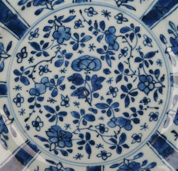 Kangxi (1662-1722) - Bord - Peonies, Chrysanthemum, Plum, Antiek en Kunst