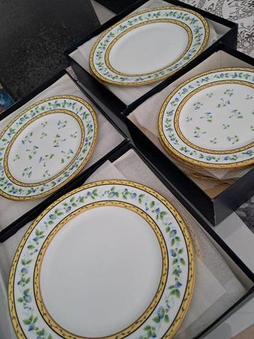 Limoges - Raynaud - Assiette à dîner (22) - liserons -