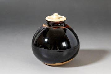 Nasu Cha-ire (auberginevormige theeopslag), Black Glaze door