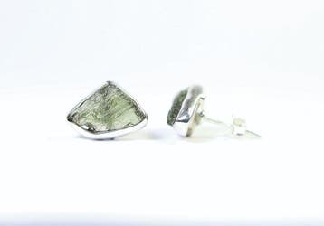 2 Moldavite oorstekers / ruwe / nieuw 925 sterlingzilver -