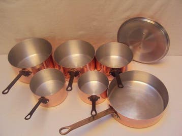 5 casseroles et 1 sauteuse avec son couvercle -, Antiquités & Art