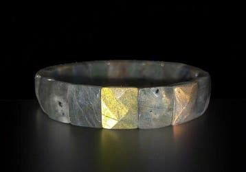 Armband van labradoriet. Veelkleurige lichtflits.