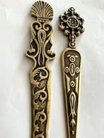 Bronzen brievenopeners , met rocaille versieringen in, Antiek en Kunst