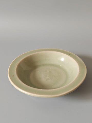 Celadon-kwastwasser met ingekerfd vismotief en gevouwen rand