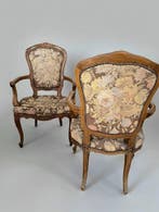 Fauteuil (2) - Twee Franse Louis XV-armstoelen met bekleding