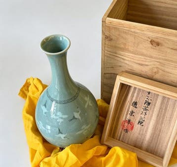 Rare vase coréen en celadon représentant une grue, par Cho