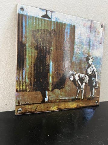 Emaille wandbord in Banksy stijl – kinderen met soldaat