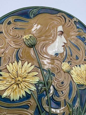 Dans le goût dAlfons Mucha - Plat - Majolique, barbotine -