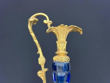 Kan - Kristal, Brons - Een waterkan van blauw kristal., Antiek en Kunst