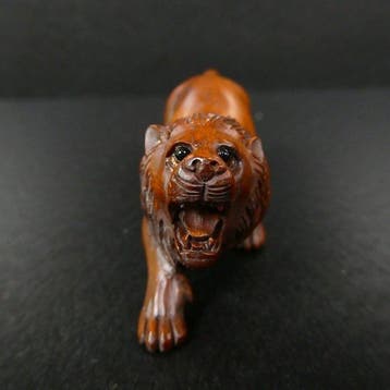 Netsuke Lion Gyokuseki signé - Buis taillé à la main (Buxus)