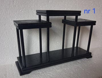 Support - 7 présentoirs en bois dur différents et stands