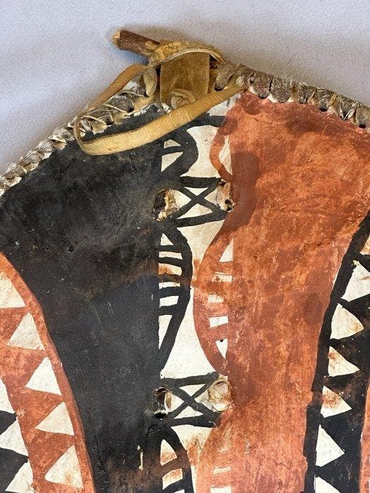 African Masaai shield with decoration - Tanzania, Antiek en Kunst, Kunst | Niet-Westerse kunst