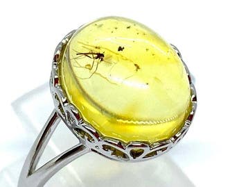 Bague en ambre balte avec insecte - perle ovale claire
