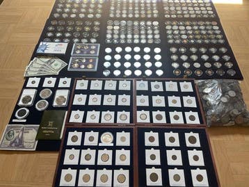 Wereld. Lot de 323 monnaies du Monde dont 3 Or, 24 Argent et
