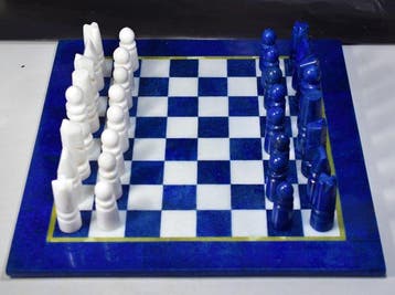 Prachtig schaakspel gemaakt van lapis lazuli en marmer
