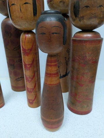 Een schitterende set vintage Kokeshi in verschillende