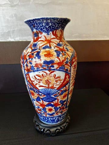 Important vase japonais Imari en porcelaine, décor floral