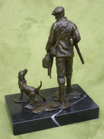 after Archibald Thorburn - Sculpture, Hunter with Hound - 1, Antiquités & Art