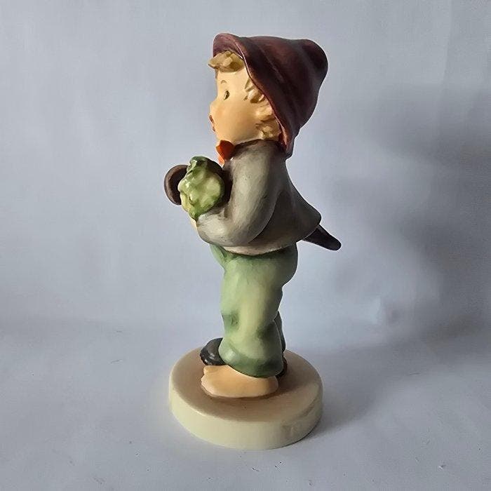 Goebel - Beeldje - Hummel 374 - Lost Stocking - TMK6 -, Antiek en Kunst, Curiosa en Brocante