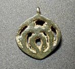 Viking periode Brons Zeldzaam Opengewerkt Krijgeramulet.