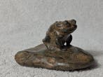 Pierre Chenet (XX-XXI) - sculptuur, La grenouille sur son