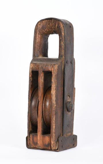 Maritieme objecten - Antieke houten dubbele hijskatrol of